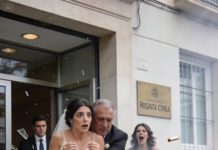 Un día antes de mi boda, el hombre que nos abandonó—mi padre—me interceptó frente a mi oficina. Olor a cigarrillo, ojos cansados. “Mañana, cuando salgas del registro… no te subas a ningún coche.