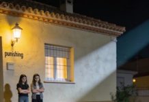 Entré en trabajo de parto… y mi madre se echó a reír. “¿Desde cuándo decides tú tener un bebé? ¡Fuera!” Mi hermana sonrió y señaló mi coche: “Ojalá llegues… le hicimos ‘mantenimiento’.” Me doblé del dolor, aun así corrí.