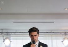 El salón estaba lleno: 500 personas, luces, cámaras, risas. Hasta que mis suegros señalaron a mi padre y soltaron, sin vergüenza: “Eso no es un padre… es basura.” Mi prometida se rio como si fuera un chiste elegante.