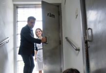 Me rompió la pierna y me encerró en el sótano por atreverme a enfrentar a su amante. La oscuridad olía a humedad y traición. Él creyó que, sin teléfono y sin poder caminar, yo era un secreto enterrado.