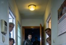 Mi esposo irrumpió en casa con su amante… y un niño detrás, idéntico a él. “Firma los papeles y lárgate”, exigió, como si yo fuera un mueble viejo. Me temblaron las manos, pero no por miedo: por rabia.