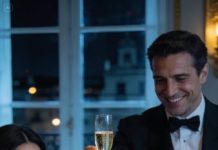 En nuestro aniversario, él levantó la copa con esa sonrisa perfecta… demasiado perfecta. Yo vi su mano deslizarse y dejar caer algo en mi champán: un gesto rápido, ensayado, como si ya lo hubiera hecho antes.