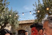 En plena recepción, con el vestido aún pesado y el maquillaje intacto, el padrino de mi esposo me tomó del brazo y me apartó de la pista. Su mano temblaba. “Antes de que te vayas de luna de miel…