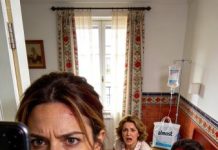 Volví antes de lo previsto del ICU, todavía con el pecho ardiendo y el aire contado. Abrí la puerta de mi habitación y el mundo se me partió: mi madre sentada en las piernas de mi esposo… en mi cama.