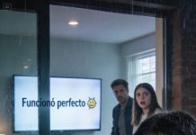 Tenía 15 años cuando me echaron de casa bajo una tormenta por una mentira que mi hermana soltó como veneno. Mi mamá gritó: “¡Fuera de mi casa!” Yo no supliqué. No discutí.