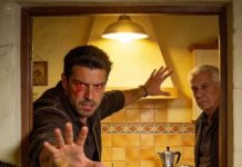 Después de horas manejando, llegamos a casa de mis padres para “un fin de semana en familia”. Todo eran abrazos… hasta que mi hija de 6 años corrió al refrigerador y tomó una rebanada de pastel “reservada”.