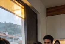 “Podrías posponer tu boda… tu hermana debería casarse primero”, me escribió mi mamá, como si mi vida tuviera turno. Yo miré la pantalla, luego el contrato del salón: 60.000 dólares ya pagados. Respondí: “Ya entendí todo.”