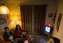 Era Navidad y mi hija de 7 años solo estaba poniendo la mesa, orgullosa, concentrada. Yo estaba en otra habitación cuando escuché a mi hermana decir en voz alta, con tono de espectáculo: “Miren todos lo que voy a hacerle a la hija de esta perdedora”.