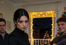 En la fiesta de Navidad, mi mamá le entregó a mi hijo una caja enorme con forma de PS5. Sus ojos brillaron… hasta que la abrió y encontró solo una tarjeta vieja de teléfono. Nada más.