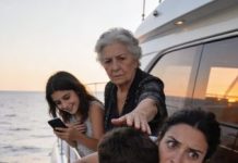 En el yate privado de mis padres, el aire olía a lujo… y a amenaza. Mi hijo de 5 años estaba a mi lado cuando sentí un empujón por la espalda.