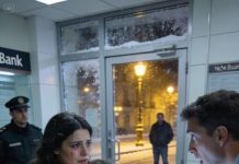 En Nochebuena, mi exmarido nos echó a la calle a mí y a los niños con una bolsa de ropa y cero dinero. La nieve me mordía los dedos mientras ellos preguntaban por qué “papá estaba tan enojado”.