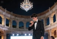 En la boda de la familia de mi ex, todo era lujo y sonrisas falsas… hasta que alguien llamó a mi hijo “un error”. Lo dijeron con esa risa cruel, creyendo que nadie se atrevería a responder.