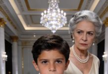 En la boda de mi cuñada, mi suegra convirtió a mi hijo de 6 años en mesero. Lo vi cargando bandejas más grandes que su pecho, con las manos temblorosas.