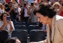 Mi fiesta de graduación universitaria iba perfecta… hasta que levanté el anillo y anuncié mi compromiso. No terminé la frase cuando mi madrastra me golpeó delante de todos. Sentí un estallido en la cabeza y el mundo se apagó.