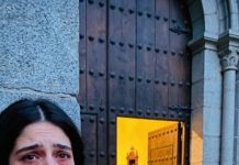 En el funeral de mi hijo, el asiento de mi esposo estaba vacío. Lo llamé con la voz rota: “¿Por qué no viniste?”. Y él respondió, tranquilo, como si hablara del clima: “El niño es tuyo. Tú lo pariste, es tu trabajo.