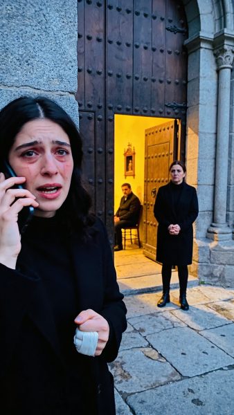 dreamina-2026-02-24-5041-Nhà thờ cổ ở Madrid ngày u ám, tường đá ...