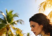 En la reunión familiar, mi tía me miró de arriba abajo y soltó: “¿Sigues siendo solo secretaria? Qué vergüenza.” Todos rieron, y yo también… pero por dentro conté hasta diez. No dije nada.