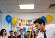 Mi cumpleaños estaba perfecto: velas, cámaras, sonrisas… hasta que mi esposo me sujetó la mano antes de cortar el pastel. Con voz baja, venenosa, me susurró: “Transfiéreme la empresa de 400 millones y todas tus propiedades… o te divorcio”.