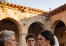 Justo cuando estaba a punto de decir “sí” y comenzar el día más importante de mi vida, mi futura suegra se puso de pie, me clavó la mirada delante de todos y lanzó una amenaza que congeló el aire: “Si no renuncias a tus derechos de herencia sobre los 10 condominios, la boda se cancela ahora mismo”. El salón entero quedó en silencio, pero yo caminé hacia el micrófono con tres anuncios que iban a cambiarlo todo.•