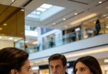 En la joyería del centro comercial, D se quedó temblando de shock al ver a mi esposo elegir con una intimidad insoportable un anillo junto a una joven deslumbrantemente hermosa; pero yo no grité ni lloré, me mantuve extrañamente serena mientras preparaba mi trampa mortal. Treinta minutos después, fue él quien perdió el control, presa del pánico, porque jamás imaginó lo que estaba a punto de ocurrir…