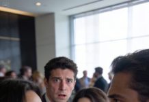 “No trabajas, así que quiero el divorcio”, me soltó mi esposo con una frialdad que me partió el alma, sin sospechar que yo ganaba en secreto 500 mil dólares al año; un mes después se casó con mi mejor amiga, convencido de haber ganado, pero el destino tenía otros planes, y cuando la verdad salió a la luz, el color desapareció de su rostro en un instante.