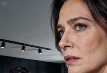 “Sigue bailando con ella… ni siquiera notarás cuando yo desaparezca.” Eso fue lo último que pensé al descubrir que había hipotecado en secreto nuestra casa de 1,8 millones de dólares para mantener a su amante. No grité, no lloré, no dije una sola palabra: solo me quité el anillo y me fui sin dejar rastro. Para el amanecer, el pánico ya lo estaba devorando vivo.