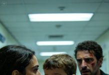 Mi esposo eligió creer la mentira venenosa de su propio hermano, me humilló, me escupió en la cara y permitió que toda su familia me destruyera sin escuchar una sola palabra de mi verdad; pero dos años después, cuando sus ojos se posaron sobre mi hijo, el color abandonó su rostro, porque en ese instante comprendió la verdad que había rechazado… y supo, demasiado tarde, todo lo que había perdido.