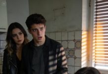 Mi hijo olvidó colgar. Alcancé a oírlo reír, confiado: “Es demasiado estúpida para darse cuenta”. Sin hacer ruido, colgué yo misma. No grité, no lloré, no pedí explicaciones. Me quedé ahí, con el teléfono aún tibio en la mano, escuchando mi propia respiración como si no fuera mía. Esa misma noche bloqueé sus cuentas, una por una, con una calma que me asustó. Y una semana después, sin avisos ni despedidas, compré una casa nueva… lejos, donde no pudieran encontrarme.