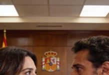 En plena sala del tribunal, con la voz firme y una seguridad que heló el aire, mi esposo declaró: «Ella nunca ha trabajado; yo lo he sostenido todo». Entonces el juez, imperturbable, pidió los estados de cuenta bancarios. El silencio se volvió insoportable mientras los revisaba. Pero al llegar a los depósitos, levantó la mirada, lo clavó con los ojos y dijo, con una frialdad devastadora: «Señor, ¿está usted completamente seguro de eso?»