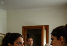 La noche se quebró en un instante cuando mi hija de apenas dos años alargó la mano hacia el juguete de su prima y, en vez de apartarla, mi cuñada le arrojó café hirviendo a la cara. Mientras mi niña lloraba de dolor, mis suegros me gritaron fuera de sí: “Llévate a esa niña y sal de nuestra casa”. Temblando de rabia, llamé a mi padre: “Mañana cortamos todo lazo con ellos”.