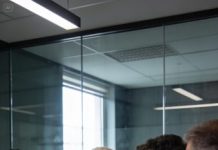 Nunca imaginé que el golpe más cruel vendría de mi propio hijo: lo oí decir en voz baja, casi con desprecio, “ya está vieja… tenemos que sacarla de la empresa”. Minutos después, me escribió con frialdad: “Ven a la oficina a firmar los papeles”. Creía que me encontraría destruida, suplicando por quedarme… pero antes de darle ese gusto, vendí mis acciones sin decirle una sola palabra.