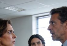 “Es solo un ama de casa, va detrás de mi dinero”, soltó mi marido entre risas en plena corte, mientras su prometida sonreía con desprecio y remataba la humillación con la mirada. “¡Ni siquiera tiene trabajo!”, parecía decir todo en esa sala. Pero entonces me puse de pie, apreté el folder entre las manos temblorosas, miré al juez y dije: “Su señoría, yo invertí 72 mil dólares…”