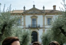 Atrapar a mi esposo casándose con mi mejor amiga mientras me enviaba mensajes diciendo que estaba “en una conferencia legal” fue el golpe más frío y humillante de mi vida; aun así, no grité, no lloré, no hice una escena: sonreí, guardé silencio y, con el corazón ardiendo y las manos firmes, envié al FBI un archivo con su nombre, sabiendo que ese instante lo cambiaría todo para siempre.