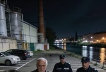 Fui a la comisaría decidida a denunciar a mi esposo, con la voz temblando y el corazón hecho pedazos; el detective escuchó cada palabra de mi declaración en un silencio insoportable, hasta que de pronto levantó la mirada, palideció y murmuró: “Espera… yo conozco a ese hombre”. Entonces abrió una carpeta frente a mí y me mostró algo tan perturbador que, en un instante, sentí que toda mi vida cambiaba para siempre.