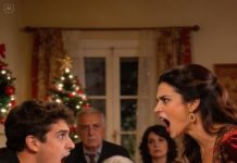 En plena cena de Navidad, mi nuera alzó la voz con una sonrisa cruel y anunció ante todos: “Tu hijo me va a poner la casa a mi nombre. Tú no recibirás nada”. Y lo peor fue que estallaron en aplausos. Yo sonreí, tomé aire y miré a mi hijo antes de decir con calma helada: “Hijo, ¿se los digo yo… o vas a decírselos tú?”. Entonces su tenedor cayó al plato. Ella gritó, pálida: “¿Decirnos qué?”.