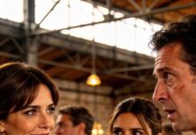 Sentí que el mundo se me desgarraba en silencio cuando lo vi besarla ahí, delante de mí, sin vergüenza, sin temblar, como si yo ya no existiera. Por un instante, todo dentro de mí quiso romperse, pero no le daré ese espectáculo. No voy a llorar. No voy a suplicar. Voy a sonreír con la calma más cruel y, mirándolo a los ojos, le entregaré los papeles del divorcio.