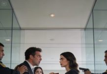 La secretaria de mi esposo me despidió cuando tenía apenas 11 semanas de embarazo, creyendo que podía borrarme de su mundo sin consecuencias; pero tres meses después regresé, no sola, sino acompañada por el FBI. Cuando él me vio entrar, palideció y murmuró: “Se suponía que ya no debías estar aquí”. Entonces intentó comprar mi silencio con dinero, y yo, sin temblar, le entregué una orden judicial.