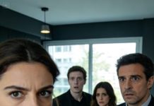 Mi vecina dejó su lencería en mi casa, y en el instante en que la vi entre mis cosas sentí que algo dentro de mí se quebraba. No grité, no hice escándalo; hice algo peor. La doblé con una calma helada, la guardé junto a los trajes impecables de mi marido y llevé todo, sin decir una sola palabra, directamente a las manos de su esposo.