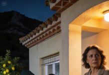 Mientras yo pagaba alquileres y contaba monedas, mi hijo se reía como si mi esfuerzo fuera un chiste. No le respondí: en silencio trabajé, ahorré, me rompí las manos y, sola, compré una villa. El día que firmé, respiré por primera vez en años… hasta que él apareció sin avisar, recorrió las habitaciones y soltó: “Es perfecta… a mi esposa le encantará vivir aquí”. Yo sonreí, saqué el móvil y llamé a la policía. Horas después, ellos entraron de golpe…