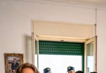 En las vacaciones, decidí relajarme en mi casa de playa, pero apenas llegué, mi nuera gritó: “¿Por qué apareció aquí ese viejo parásito? ¡No tenemos espacio para ti!”. Mi hijo se quedó en silencio, sin mirarme, como si no me conociera. Yo sonreí, tragándome el golpe, y respondí con calma: “Está bien, querida”. Crucé el umbral despacio, dejando mi maleta junto a la puerta, y observé cada rincón como si fuera la primera vez. Luego, sin alzar la voz, hice lo siguiente…