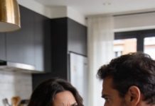 Mi esposo se inclinó hacia mí con una ternura que habría engañado a cualquiera y susurró: “Te amo”, mientras, a escondidas, dejaba caer veneno en mi sopa; yo le devolví una sonrisa serena y respondí: “Yo también te amo”, aunque por dentro ya había tomado una decisión fría e irreversible: guardar exactamente ese mismo plato como prueba para el día de su juicio.