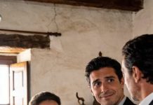 Cuando mi hija se casó, guardé en silencio que mi esposo me había dejado un rancho en herencia, y hoy doy gracias por no haber dicho una sola palabra, porque apenas una semana después mi yerno apareció en mi puerta acompañado de un notario y con una sonrisa demasiado confiada… una sonrisa que se borró de golpe en el instante en que descubrió que yo no era la mujer ingenua que él creía.