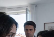 Mi esposo me sirvió una taza de café con un extraño olor metálico y, mirándome fijamente, murmuró: “Una receta nueva, hecha solo para ti”. Yo sonreí como si nada, aunque un escalofrío me recorrió la espalda, y aproveché un descuido para cambiar mi taza por la de mi cuñada, la misma que siempre intentaba arruinarme; treinta minutos después, el horror estalló frente a todos.