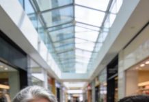 Mi mamá y mi hermana se llevaron a mi hija al centro comercial “para que aprenda”. Cuando regresaron, venían riéndose: “La dejamos jugar a estar perdida… como escondidas”.