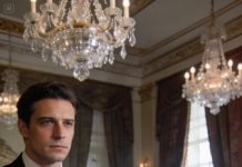 Cuando me senté, mi suegra sonrió con desprecio: “Agradece que te dimos una silla”. Las risas de los invitados me taladraron la cabeza mientras miraba mi copa. Algo no encajaba… el aroma era extraño, más amargo, casi metálico.