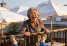 En la cena familiar del hotel, anuncié mi embarazo con una sonrisa temblorosa. Mi suegra no brindó: me señaló como si fuera una ladrona. “Lo inventaste para quedarte con los 50 millones de mi hijo”, escupió.