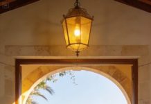 En la boda de mi hermano, mis padres me llamaron “sucia” en voz baja… lo bastante alto para que doliera. Me apartaron como si fuera una vergüenza y me sentaron en una mesa lejana, junto a desconocidos.