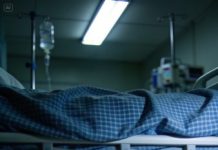 Aún tenía el olor a hospital pegado a la piel cuando mi hija de ocho años entró, demasiado seria para ser una visita. Cerró la cortina con cuidado, como si el aire pudiera delatarnos, y me susurró: “Mamá, métete debajo de la cama. Ahora”.