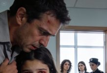 Iba en un vuelo desde Calgary cuando encontré, en una tablet vieja, los mensajes de mi hija desde el ático de mi suegra: “Por favor… día 6. Hoy solo me trajo galletas. Dice que debo aprender. Tengo miedo.