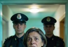 La policía apareció en mi puerta al amanecer. “Señora, su nieta ha sido encontrada… severamente desnutrida”. Sentí que el corazón se me salía del pecho. Balbuceé: “Pero… ella murió hace siete años”.